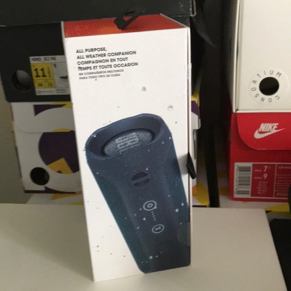 JBL Flip 4 Speaker - Picture 2 of 3